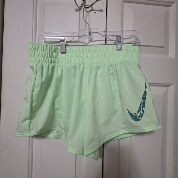 Nike One Swoosh HBR Mid-Rise Brief-Lined Shorts - Women's Size Medium - Picture 2 of 9